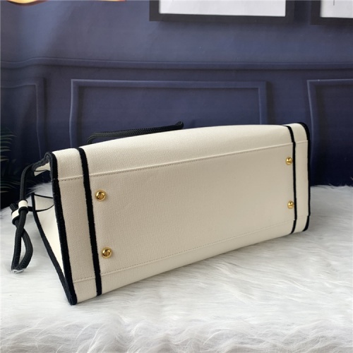 Replica Fendi AAA Quality Handbags For Women #833961 $96.00 USD for Wholesale