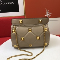 $105.00 USD Valentino AAA Quality Messenger Bags For Women #851463
