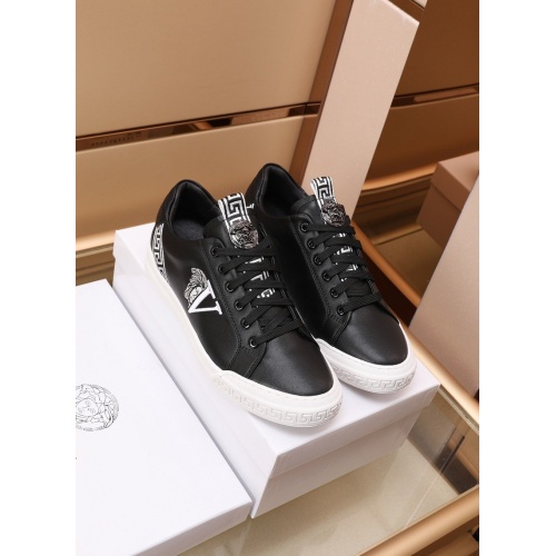 Versace Casual Shoes For Men #868837