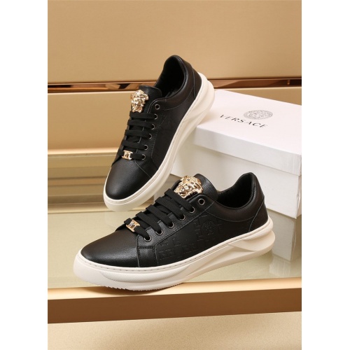 Versace Casual Shoes For Men #886409