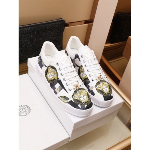 Versace Casual Shoes For Men #901908
