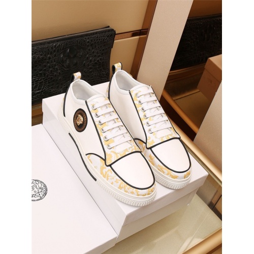 Versace Casual Shoes For Men #908652