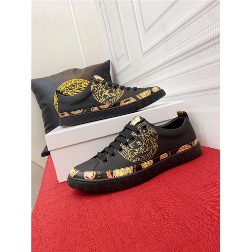 Versace Casual Shoes For Men #910128
