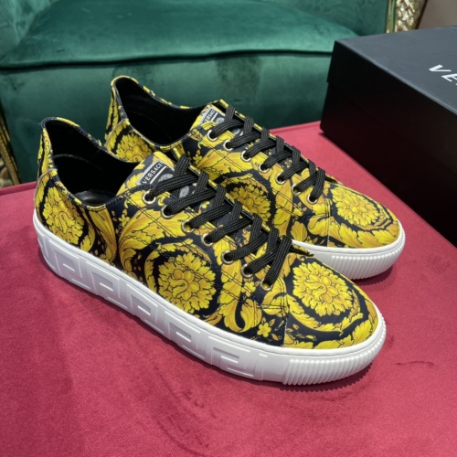 Versace Casual Shoes For Men #916292