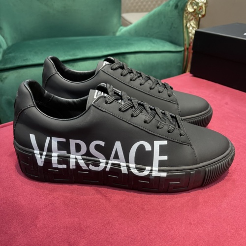 Versace Casual Shoes For Men #916303