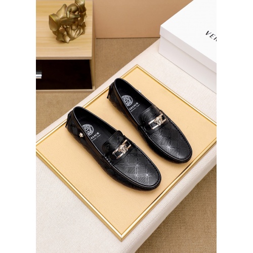 Versace Leather Shoes For Men #917518