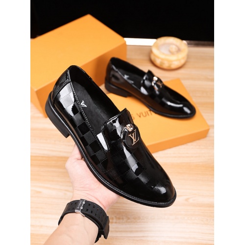 Versace Leather Shoes For Men #922582