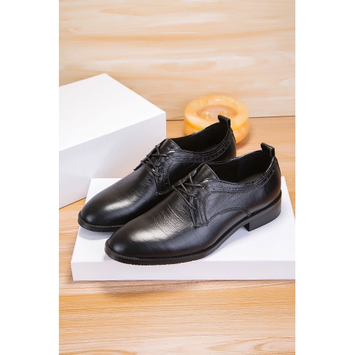 Versace Leather Shoes For Men #922585