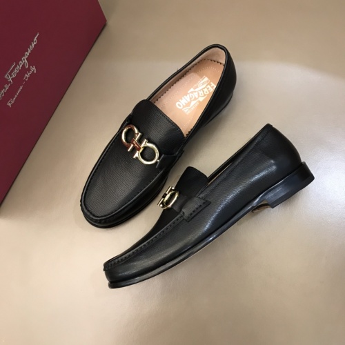 Salvatore Ferragamo Leather Shoes For Men #922952