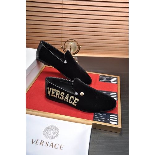 Versace Leather Shoes For Men #925096