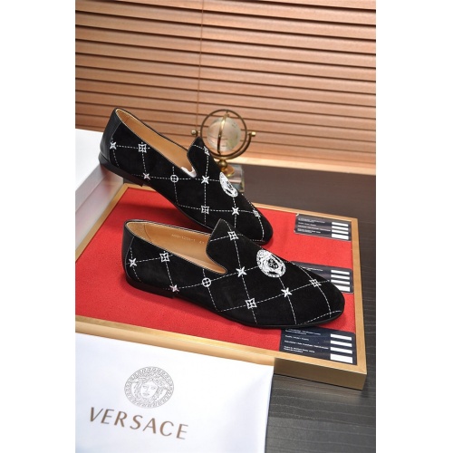 Versace Leather Shoes For Men #925097