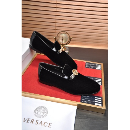 Versace Leather Shoes For Men #925098