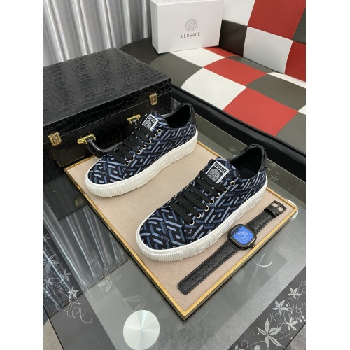 Versace Casual Shoes For Men #936405