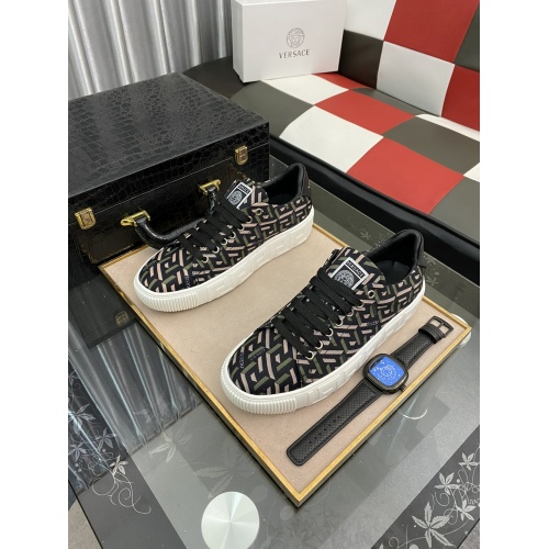 Versace Casual Shoes For Men #936406