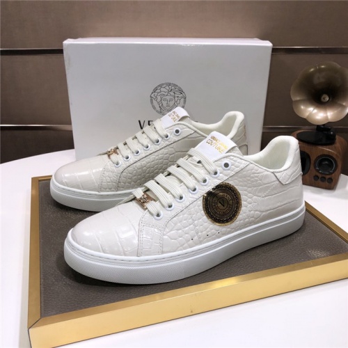 Versace Casual Shoes For Men #938686