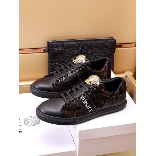 Versace Casual Shoes For Men #938739