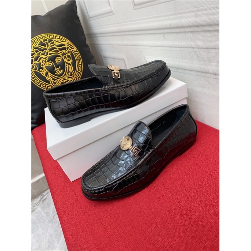 Versace Leather Shoes For Men #941058