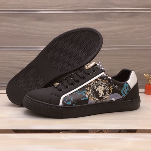 Versace Casual Shoes For Men #947244