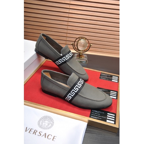 Versace Casual Shoes For Men #950408
