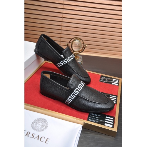 Versace Casual Shoes For Men #950409