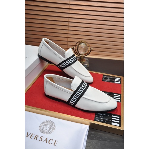 Versace Casual Shoes For Men #950410