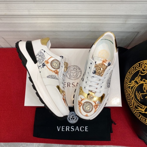 Versace Casual Shoes For Men #953478
