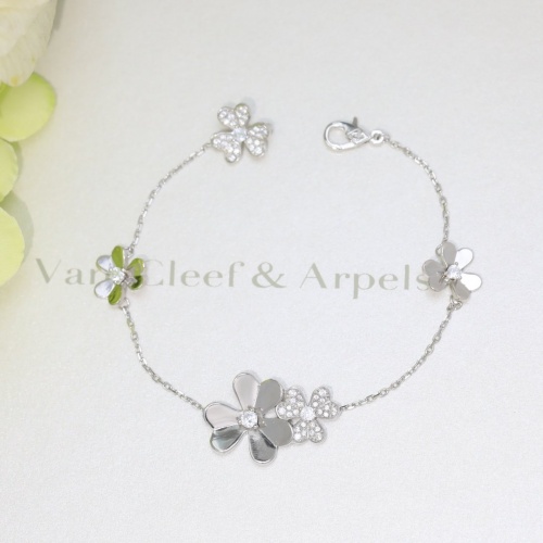 Van Cleef & Arpels Bracelets For Women #956078