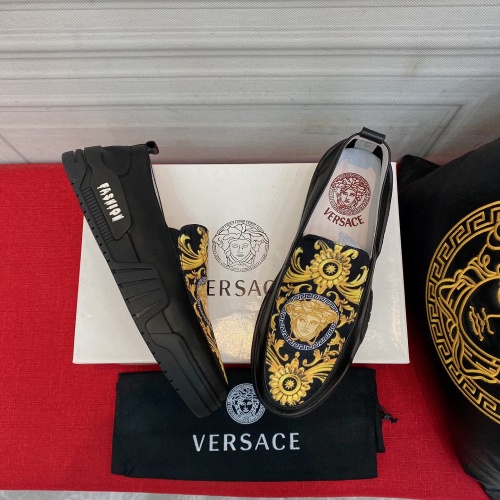 Versace Casual Shoes For Men #968457