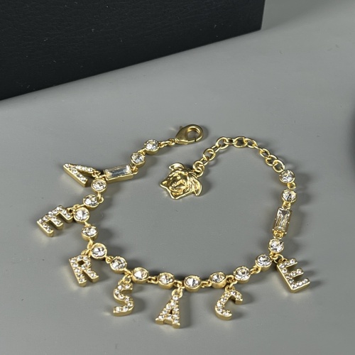 Versace Bracelet For Women #969748