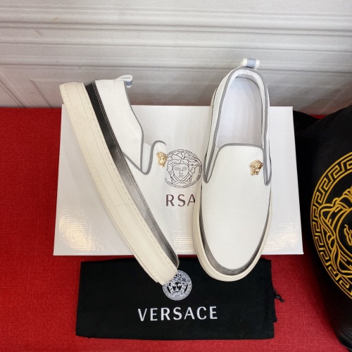 Versace Casual Shoes For Men #973173