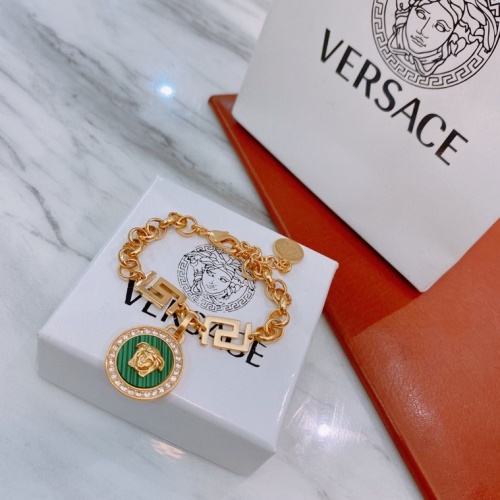 Versace Bracelet For Women #973617