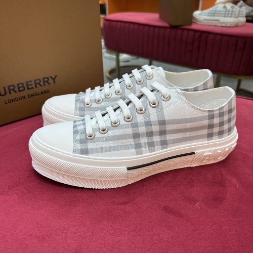 Burberry Casual Shoes For Men #973646
