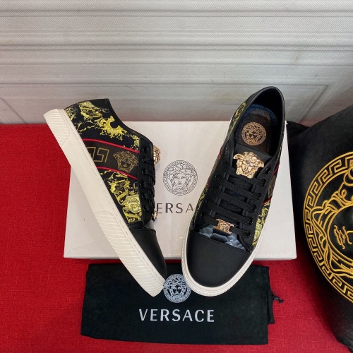 Versace Casual Shoes For Men #974618