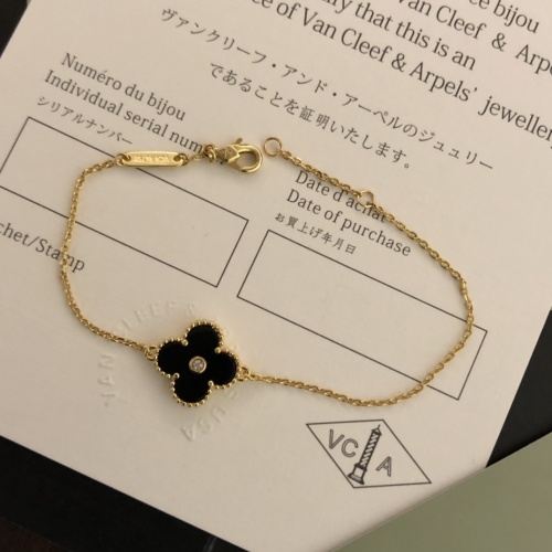 Van Cleef & Arpels Bracelets For Women #975590