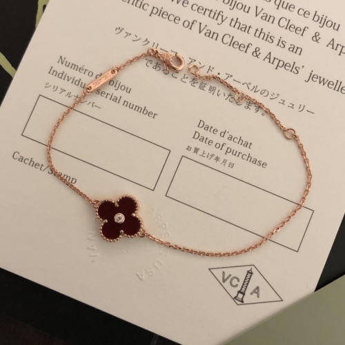Van Cleef & Arpels Bracelets For Women #975591
