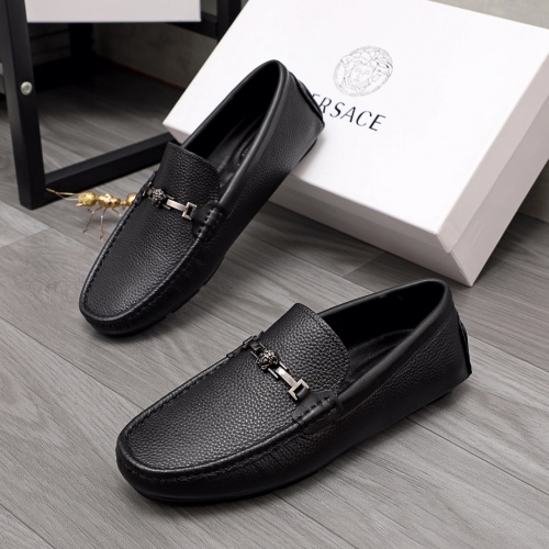 Versace Leather Shoes For Men #976398