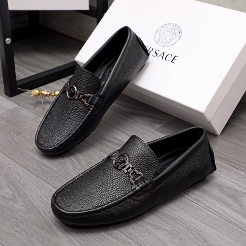 Versace Leather Shoes For Men #976401