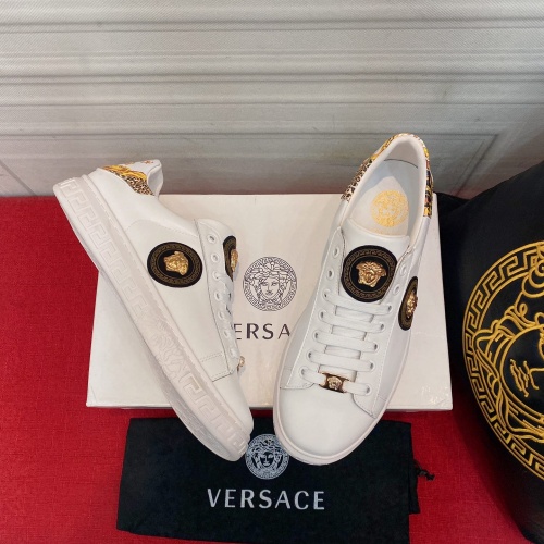 Versace Casual Shoes For Men #976619
