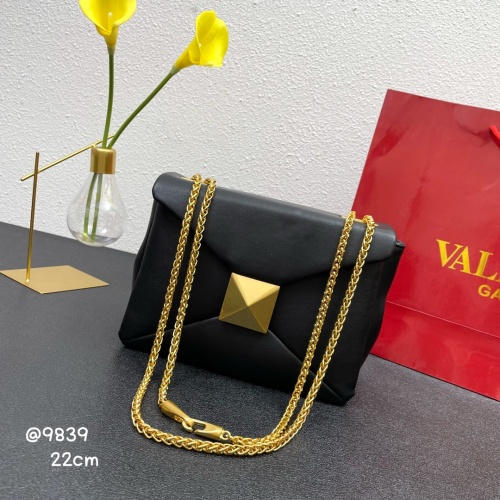 Valentino AAA Quality Messenger Bags For Women #976889