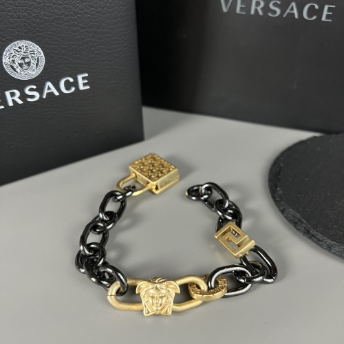 Versace Bracelet For Men #979610