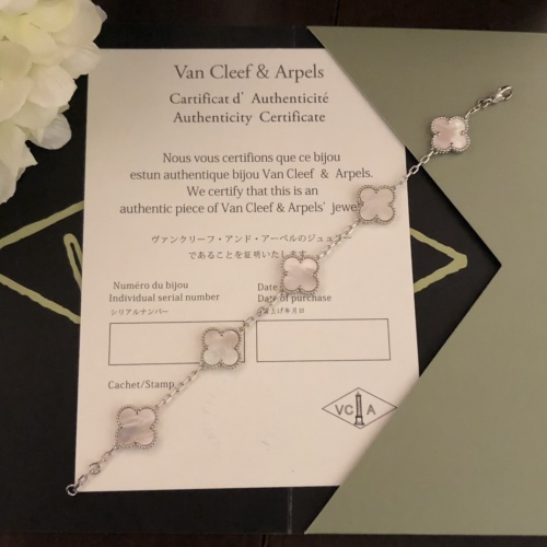 Van Cleef & Arpels Bracelets For Women #983046