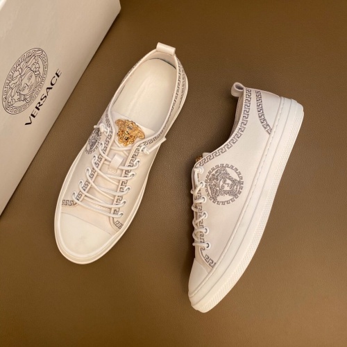 Versace Casual Shoes For Men #985383
