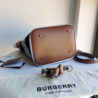 $190.00 USD Burberry AAA Quality Messenger Bags For Women #994978