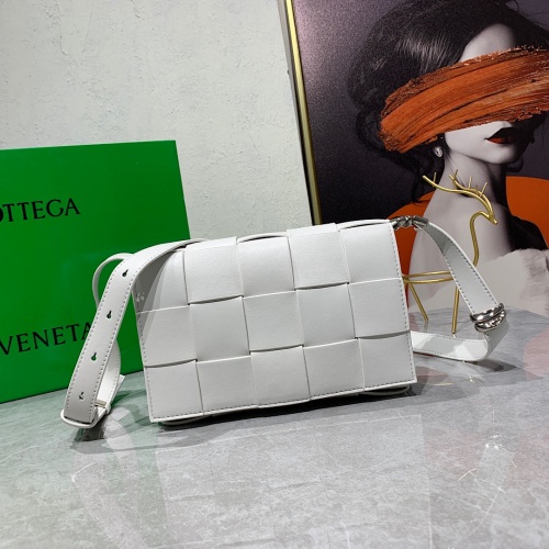 Bottega Veneta BV AAA Quality Messenger Bags For Women #997514