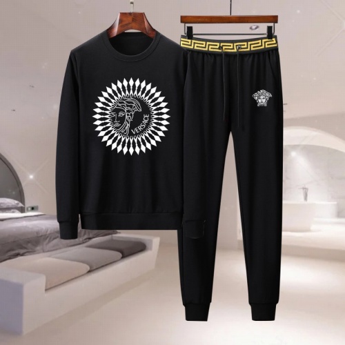$88.00 USD Versace Tracksuits Long Sleeved For Men #1020598