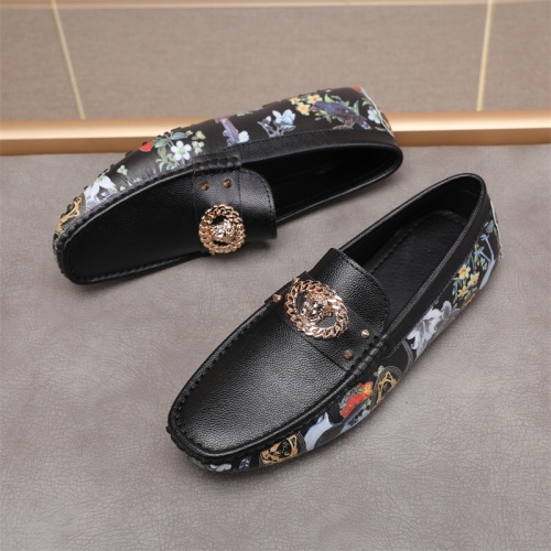 Versace Leather Shoes For Men #1084442