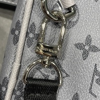 $64.00 USD Louis Vuitton AAA Man Messenger Bags #1094424