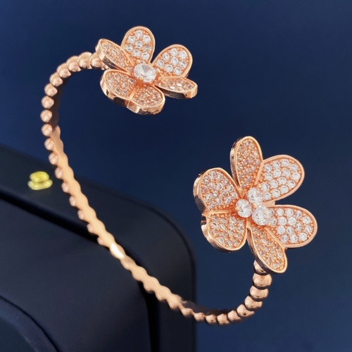 Van Cleef & Arpels Bracelets For Women #1153609