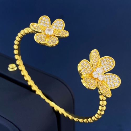 Van Cleef & Arpels Bracelets For Women #1153610