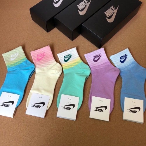 Nike Socks #1158350 $27.00 USD, Wholesale Replica Nike Socks
